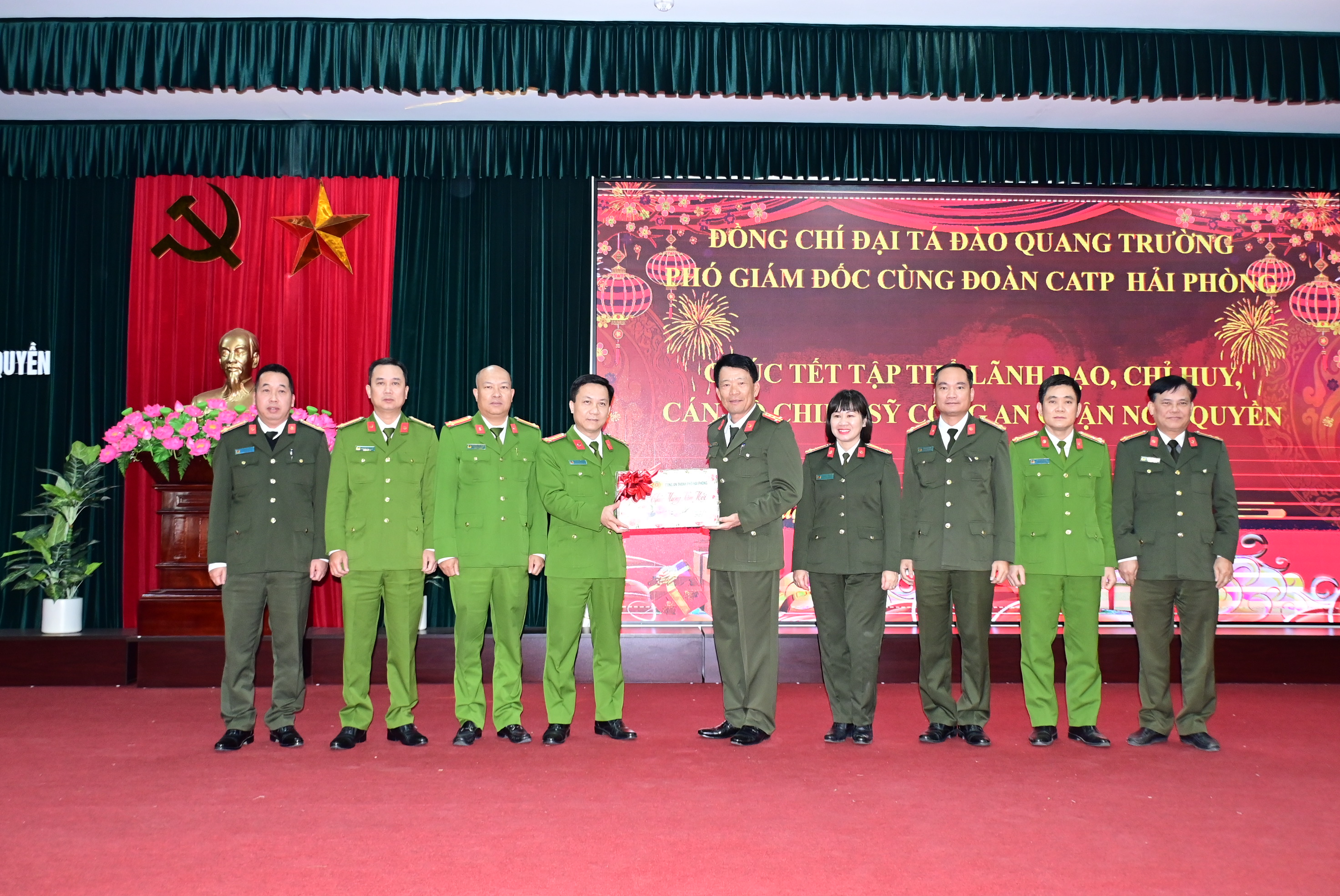 Đại tá Đào Quang Trường - Phó Giám đốc CATP thăm, chúc Tết một số đơn vị Công an tiêu biểu